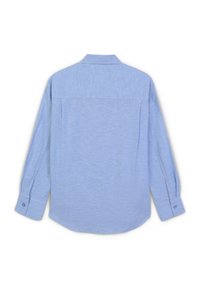 Camicia azzurro chiaro a maniche lunghe, vista dal retro, con yoke, polsini con bottoni e colletto classico.