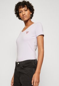 Guess TRIANGLE  - Paprasti marškinėliai - new light lilac