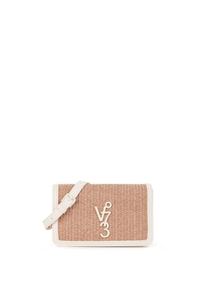 Borsa a tracolla rettangolare intrecciata color tabacco con rifiniture in pelle bianca, tracolla regolabile e emblema bianco verticale con logo sulla pattina frontale.