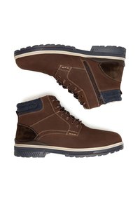 Pruunid nahast matkajalanõud pehme kraega, kummist tallaga ja kontrastsetest õmblustest. Omab paelu ja peent sinist kangast aksenti.