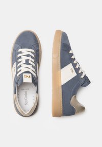Baskets en daim bleu avec accents blancs, semelle beige et œillets dorés. Présentent un col rembourré et un logo sur la languette.