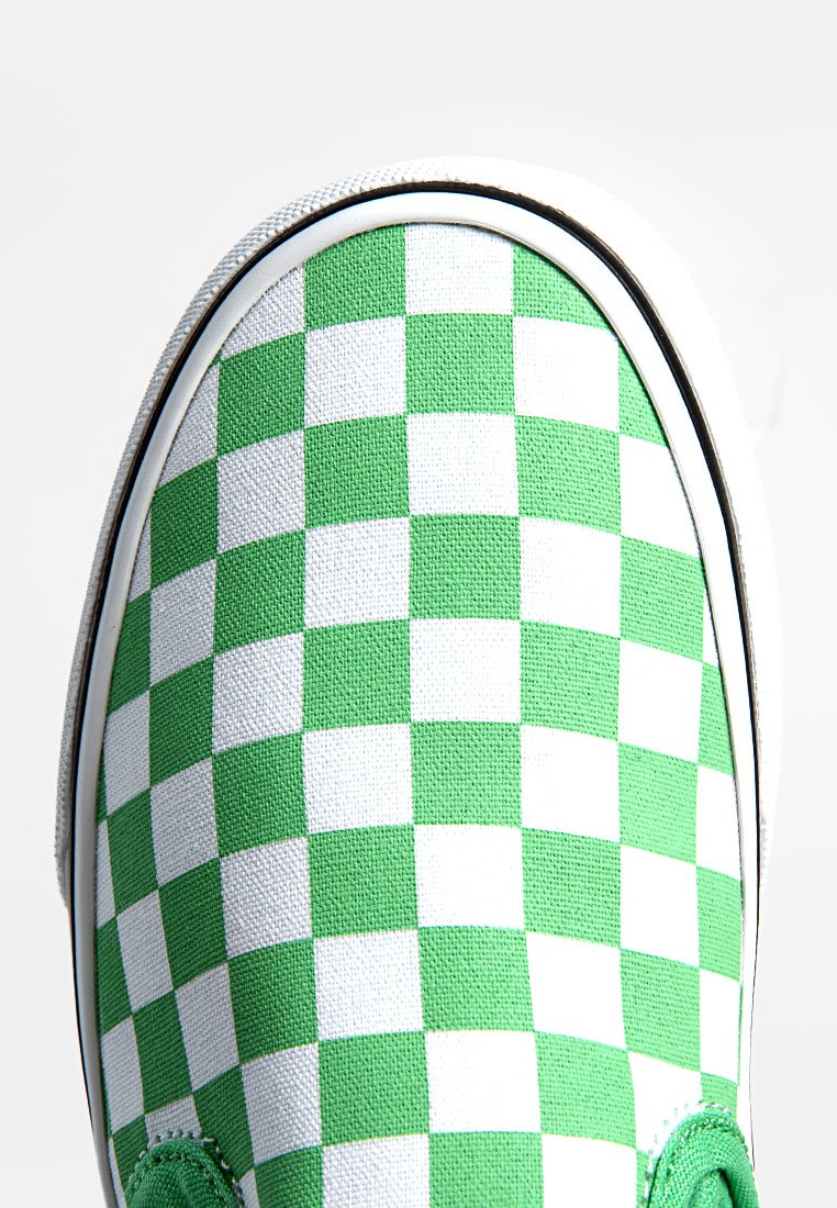 Baskets en toile à carreaux verts et blancs avec une semelle en caoutchouc blanche, un bout rond et des accents verts sur les côtés.