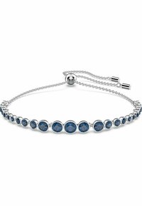 Pulsera de plata ajustable que presenta gemas azules redondas alternas en un engaste de bisel, con una delicada cadena que termina en puntas metálicas.