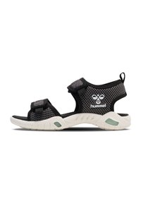 Sorte mesh sandaler med justerbare remme, hvid sål og tekstureret fodseng. Har et fremtrædende logo på siden.