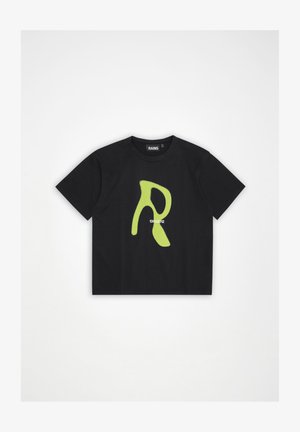 Czarny t-shirt z krótkim rękawem z dużym abstrakcyjnym zielonym wzorem litery "R" i małymi białymi cyframi "13042012" nadrukowanymi na środku.
