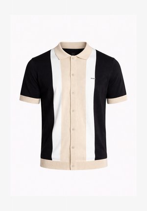 Polokošeľa s krátkym rukávom s vertikálnymi béžovými, bielymi a čiernymi pruhmi, zapínaná vpredu na gombíky, s béžovým golierom a manžetami.