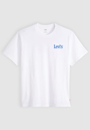 Λευκό T-shirt με κοντά μανίκια και στρογγυλή λαιμόκοψη, με μικρό μπλε λογότυπο Levi's στο αριστερό στήθος και κόκκινη ετικέτα Levi's στο αριστερό πλαϊνό τμήμα της μέσης.