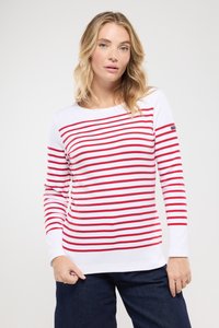 Chemise à manches longues avec des rayures horizontales rouges et blanches, fabriquée en tissu doux. Présente un col rond et un logo sur la manche gauche.