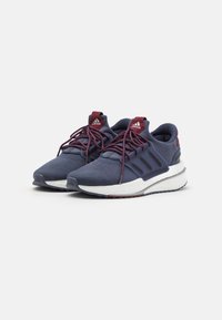 Herres treningssko med navy mesh-overdel, maroon detaljer, tre striper merkevare, og en polstret hvit såle. Har teksturerte lisser.