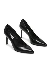 Escarpins en cuir verni noir à talon aigu, avec un bout pointu, une texture lisse et un talon stiletto effilé et mince. Design simple sans embellissements.