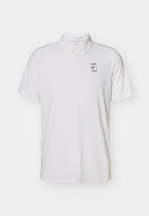 Valkoinen polo-paita, joka on valmistettu sileästä ja hengittävästä kankaasta. Paita on varustettu kauluksella, lyhyillä hihoilla ja pienellä mustalla logolla vasemmalla ylhäällä.