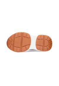 Semelle de chaussure avec un motif en caoutchouc orange texturé. Comprend des segments rembourrés et une semelle intermédiaire blanche, conçue pour l'adhérence et le soutien.
