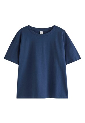 Marineblå T-shirt med korte ærmer, rund halsudskæring og afslappet pasform mod en hvid baggrund.