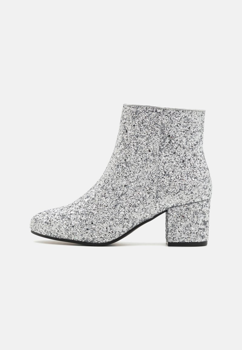 Botines de tobillo plateados con purpurina, con punta cuadrada y tacón bloque grueso, que cuentan con un acabado texturizado y un forro interior suave.