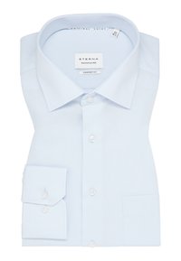 Camicia azzurro chiaro in cotone, colletto classico, vestibilità confortevole, polsini con un solo bottone e patta, etichetta del marchio visibile all'interno del colletto.