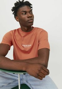 Jack & Jones JORVESTERBRO CREW NECK - T-shirt print - ginger