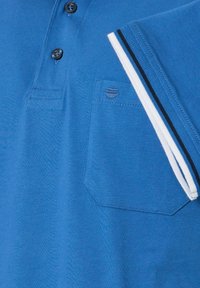 Niebieska koszulka polo wykonana z bawełny, z trzema guzikami, kieszonką na piersi oraz paskiem rękawa w biało-czarnym kolorze.