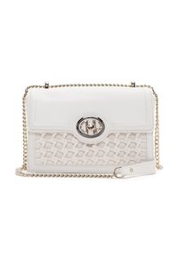 Borsa a mano in pelle bianca con texture intrecciata, hardware in argento e tracolla a catena. Presenta una forma strutturata e un dettaglio di chiusura ovale.