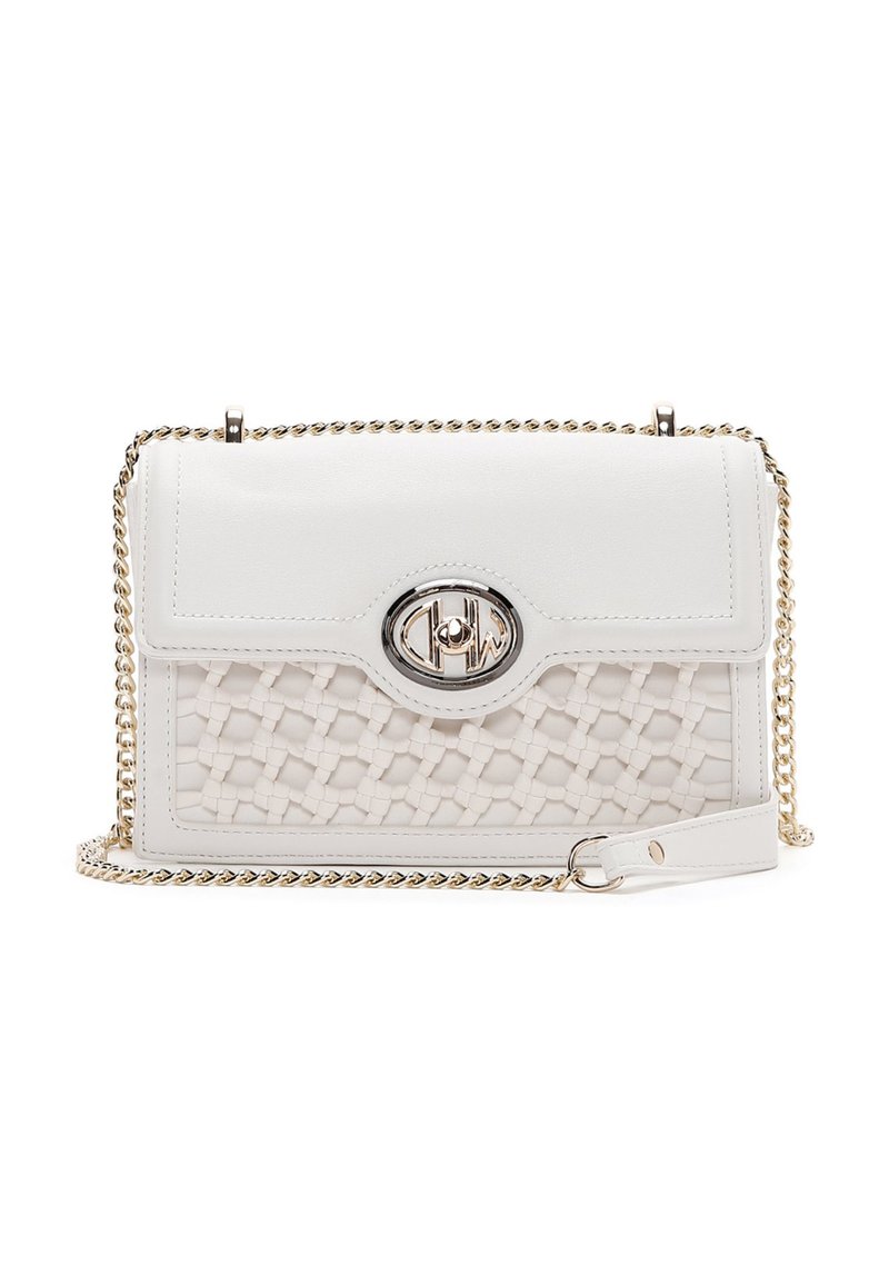Borsa a mano in pelle bianca con texture intrecciata, hardware in argento e tracolla a catena. Presenta una forma strutturata e un dettaglio di chiusura ovale.