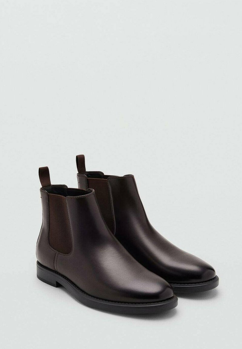 Brune læder Chelsea boots med elastiske sidepaneler, glat tekstur, rund tå og en lav stakheg heel. Træktabber for nem påtagning.
