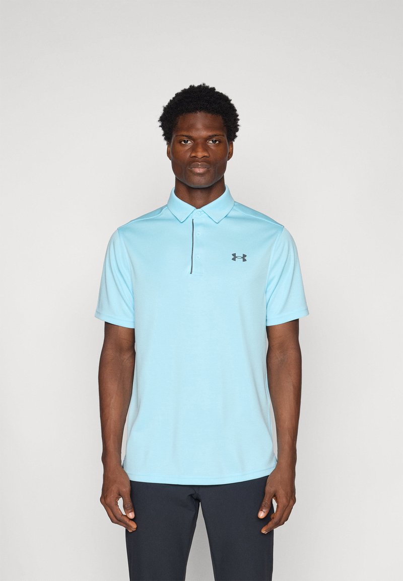 Lichtblauw poloshirt met een kraag en korte mouwen, gemaakt van ademende stof. Bevat een subtiel textuurpatroon en een zwart logo.