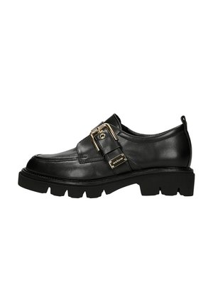 Scarpa in pelle nera con suola spessa, dettagli in fibbia argentata e accenti di cucitura, progettata con una texture liscia.