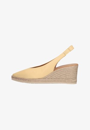 Chaussure compensée beige en cuir avec bout pointu fermé et talon plateforme en jute tressée.