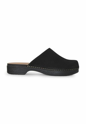 Schwarze Wildlederschuhe mit geschlossenem Zehenbereich, niedrigem Holzabsatz und kontrastierenden Nähten entlang des Randes. Glatte Oberfläche, minimalistischer Stil.