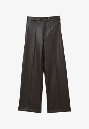 Pantaloni a gamba larga in ecopelle nera con una texture liscia, pieghe frontali e chiusura con bottone in vita.