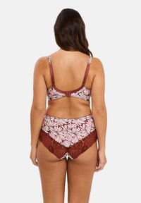 Soutien-gorge et culotte taille haute en motif floral avec des nuances de bordeaux et de rose. Les accents en dentelle sur la culotte apportent un détail texturé.