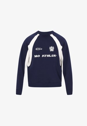 Laivaston sininen collegepaita valkoisilla raglan-hihoilla, pyöreällä kaula-aukolla ja etuosassa olevalla logolla "MO ATHLSR®". Varustettu resoroiduilla hihoilla ja helmalla. Pehmeä kangas.