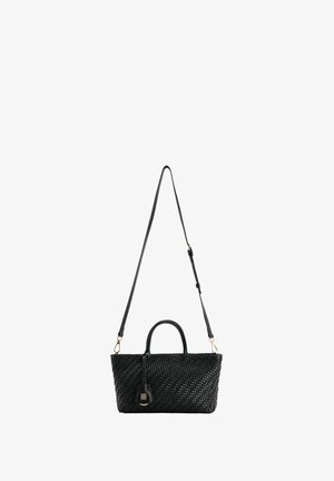 Zwarte gevlochten leren handtas met korte handvaten, een lange verstelbare schouderriem en een decoratief label met gouden embleem.
