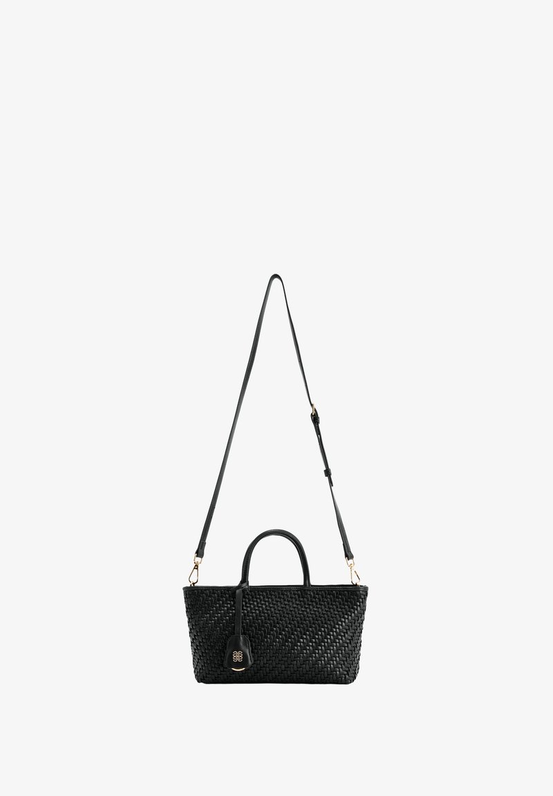 Zwarte gevlochten leren handtas met korte handvaten, een lange verstelbare schouderriem en een decoratief label met gouden embleem.