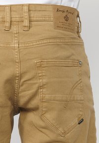 REGULAR STRETCH BERMUDA COLORS  - Kratke hlače od trapera - tostado toasted brown
