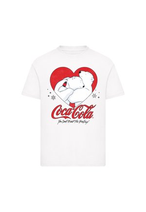 Weißes Baumwoll-T-Shirt mit einem roten Herz-Graphic, das zwei Eisbären und eine Coca-Cola-Flasche zeigt, sowie dem Logo und dem Slogan der Marke.