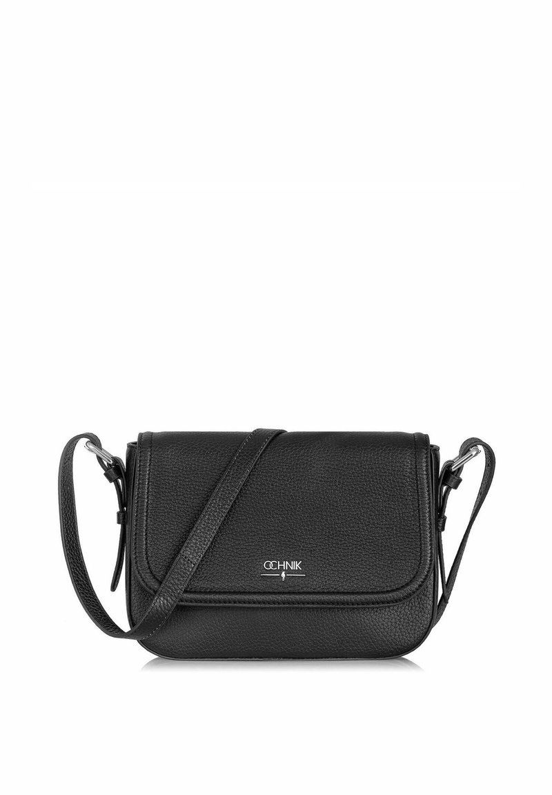 Czarna skórzana torebka na ramię z fakturą drobnych kropek, z klapką na zamek i regulowanym paskiem. Z przodu znajduje się srebrny detal z logo.