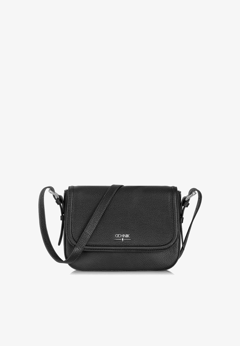 Czarna skórzana torebka na ramię z fakturą drobnych kropek, z klapką na zamek i regulowanym paskiem. Z przodu znajduje się srebrny detal z logo.