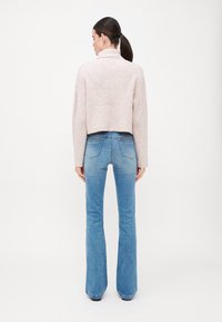 ONLY Tall ONLWAUW MID WAIST - Kavbojke na trapez - medium blue denim