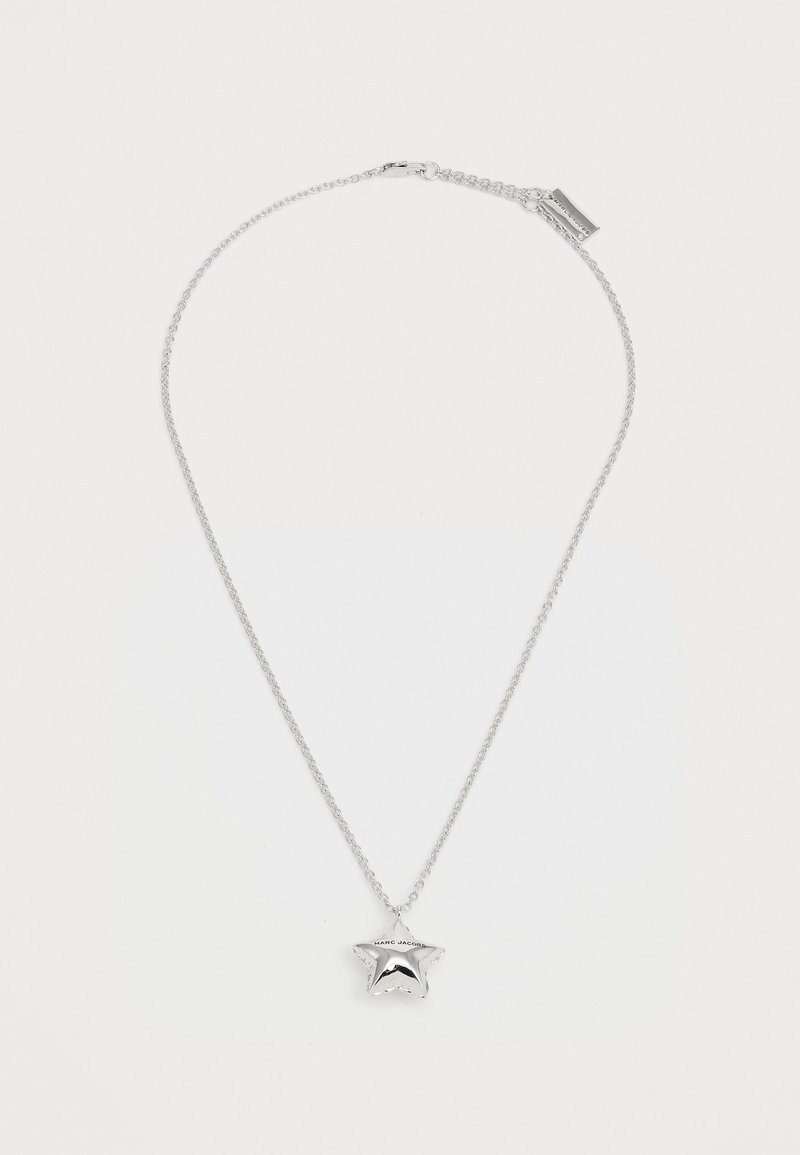 Sudraba kaklarota ar zvaigznes formas piekariņu, kas apstrādāts ar pulētu apdari un ar iegravētu tekstu. Ķēdīte ir smalka, ar regulējamu aizdari.