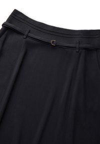 Falda negra con una textura suave, que presenta una amplia cintura elástica y un pequeño acento en forma de círculo dorado. Silueta ajustada en línea A.