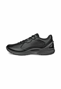 Zapatilla deportiva negra con parte superior de cuero liso, paneles laterales texturizados, puntera redonda y suela de goma flexible. Diseño de cordones seguro.
