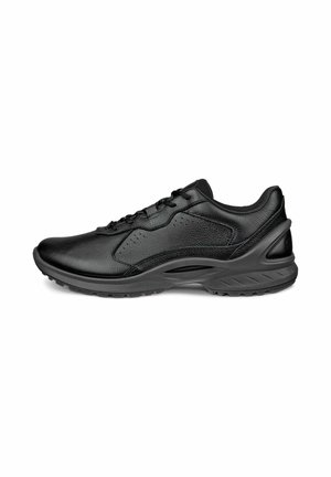 Chaussure de sport noire avec une tige en cuir lisse, des panneaux latéraux texturés, un bout arrondi et une semelle en caoutchouc flexible. Design à lacets sécurisé.