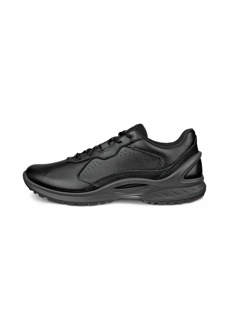 Zapatilla deportiva negra con parte superior de cuero liso, paneles laterales texturizados, puntera redonda y suela de goma flexible. Diseño de cordones seguro.