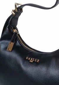 Borsa in pelle nera con forma curvata, hardware dorato, chiusura con zip e dettaglio del nome del marchio in rilievo sulla parte anteriore.