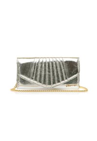 Clutch metallica argento con design plissettato, tracolla in catena dorata, texture liscia e accento con logo su un lato. Forma rettangolare compatta.