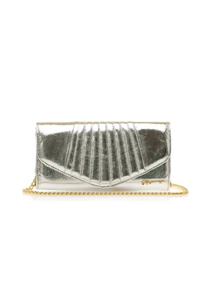 Pochette en argent métallisé avec un design plissé, bandoulière en chaîne dorée, texture lisse et accent logo sur un côté. Forme rectangulaire compacte.