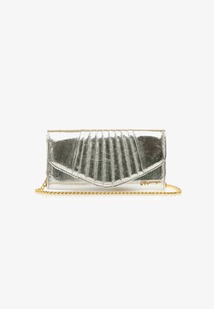 Metallisch zilveren clutch met geplooid ontwerp, gouden schouderband, zachte textuur en logo-accent aan één kant. Compact rechthoekige vorm.