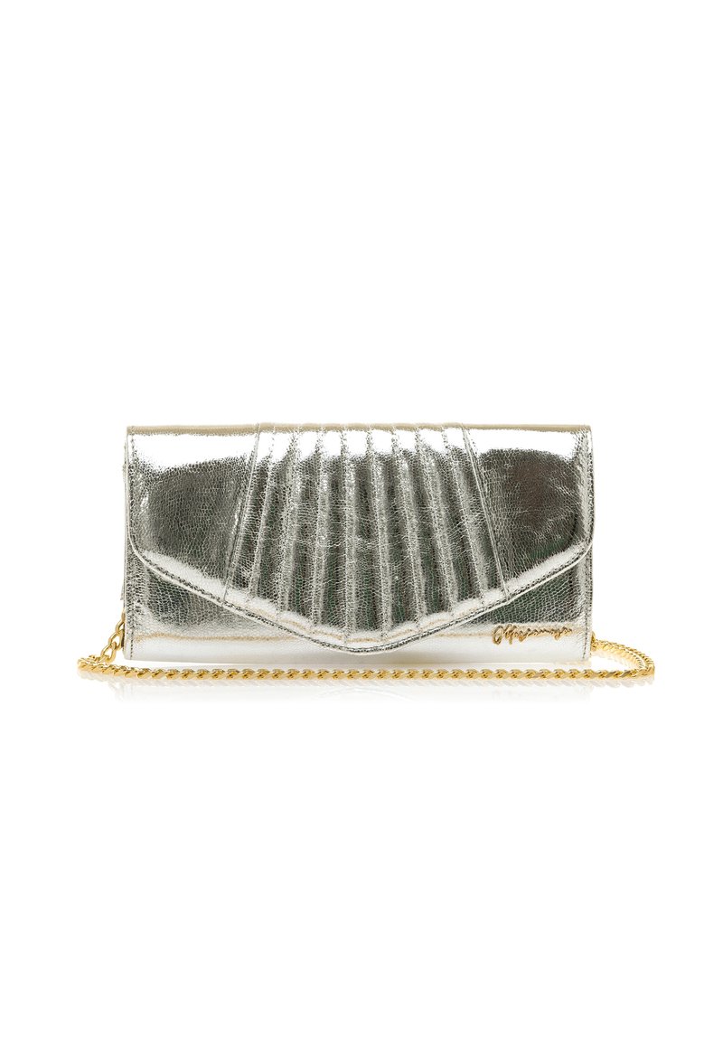 Clutch metallica argento con design plissettato, tracolla in catena dorata, texture liscia e accento con logo su un lato. Forma rettangolare compatta.