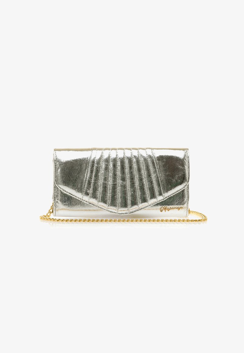 Pochette en argent métallisé avec un design plissé, bandoulière en chaîne dorée, texture lisse et accent logo sur un côté. Forme rectangulaire compacte.