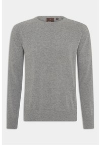 Grau gestrickter Pullover mit rundem Halsausschnitt und langen Ärmeln. Besitzt eine subtile Textur und ein kleines Logo am Saum.